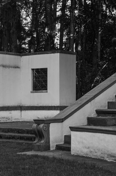 混凝土建筑物的灰度照片